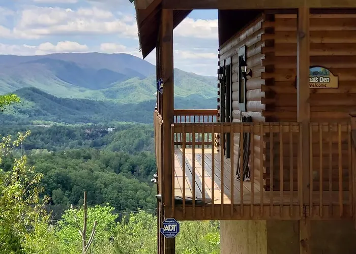 Yogi\'S Den: Breathtaking Views! 3 Min To Dollywood, On 1 Acre!