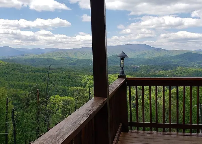 Yogi\'S Den: Breathtaking Views! 3 Min To Dollywood, On 1 Acre!