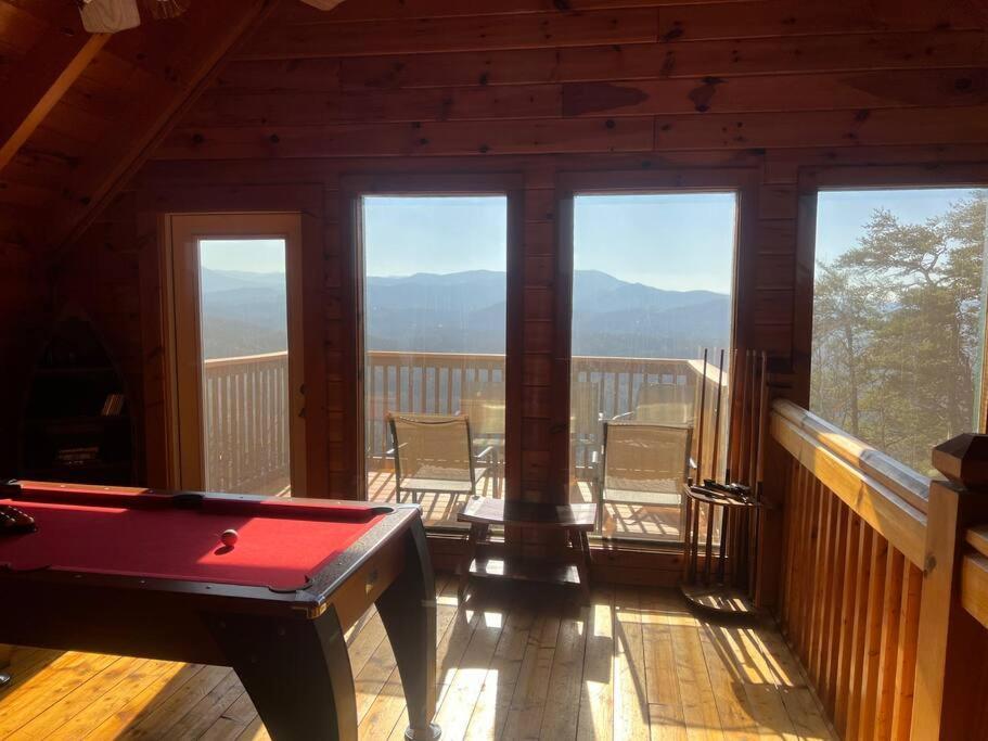 Yogi's Den: Breathtaking Views! 3 Min To Dollywood, On 1 Acre! * Sevierville