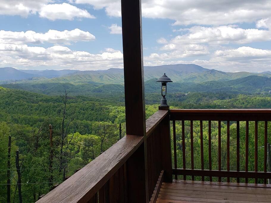 Yogi's Den: Breathtaking Views! 3 Min To Dollywood, On 1 Acre! Ferienhaus *