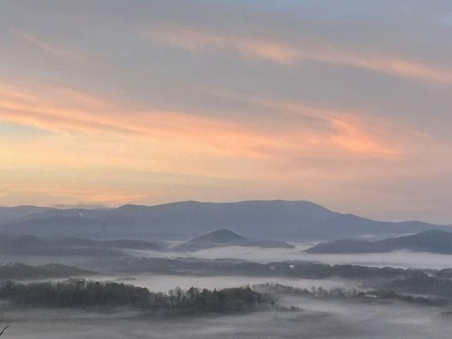 Yogi's Den: Breathtaking Views! 3 Min To Dollywood, On 1 Acre! * Sevierville