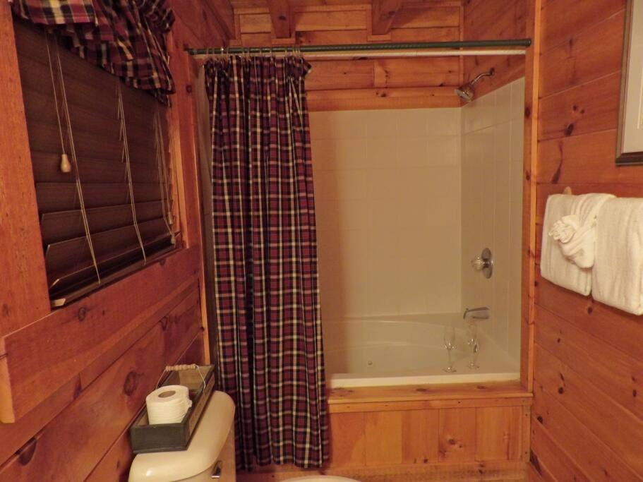 Yogi's Den: Breathtaking Views! 3 Min To Dollywood, On 1 Acre!