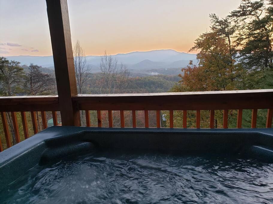 Yogi's Den: Breathtaking Views! 3 Min To Dollywood, On 1 Acre! * Sevierville