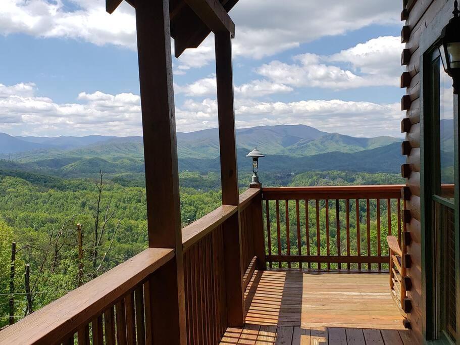 Yogi's Den: Breathtaking Views! 3 Min To Dollywood, On 1 Acre! * Sevierville