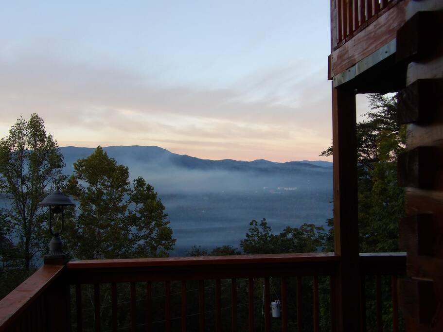 Yogi's Den: Breathtaking Views! 3 Min To Dollywood, On 1 Acre!