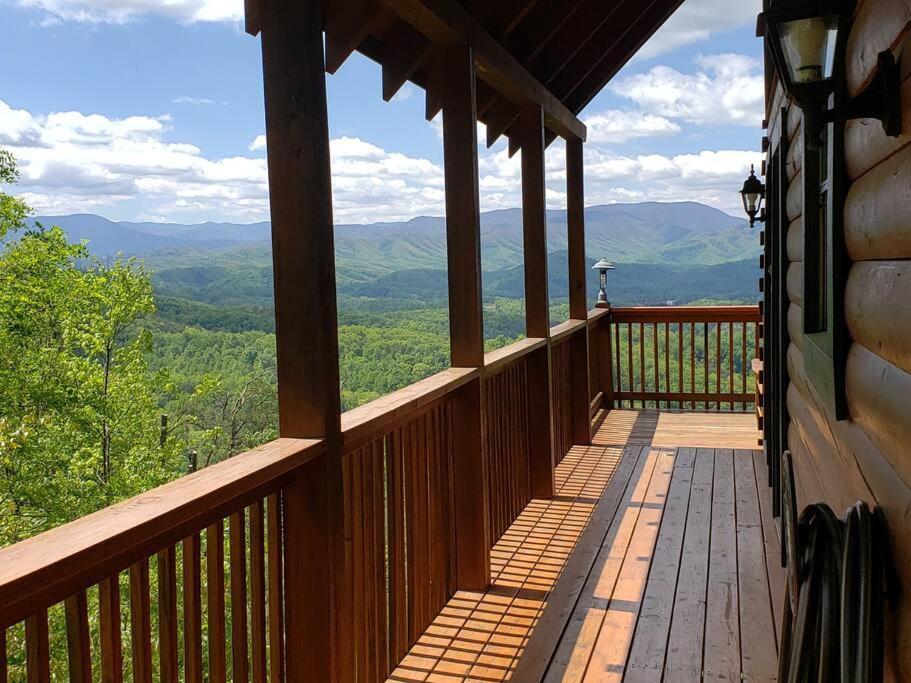 Yogi's Den: Breathtaking Views! 3 Min To Dollywood, On 1 Acre! * Sevierville