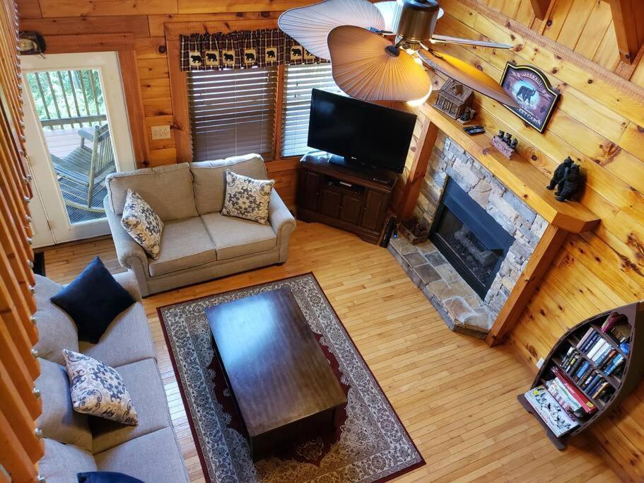 Yogi's Den: Breathtaking Views! 3 Min To Dollywood, On 1 Acre! *