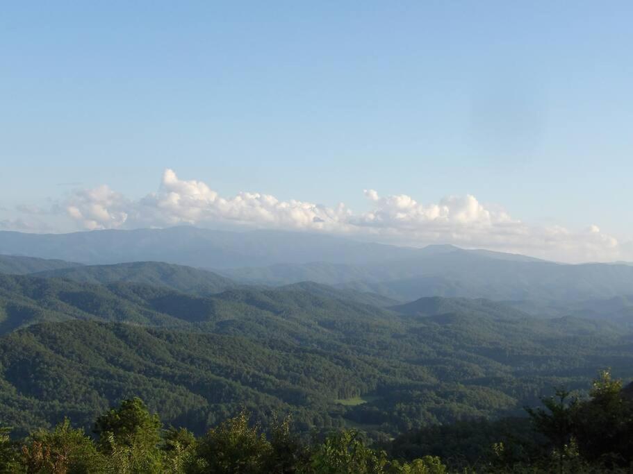 Yogi's Den: Breathtaking Views! 3 Min To Dollywood, On 1 Acre!