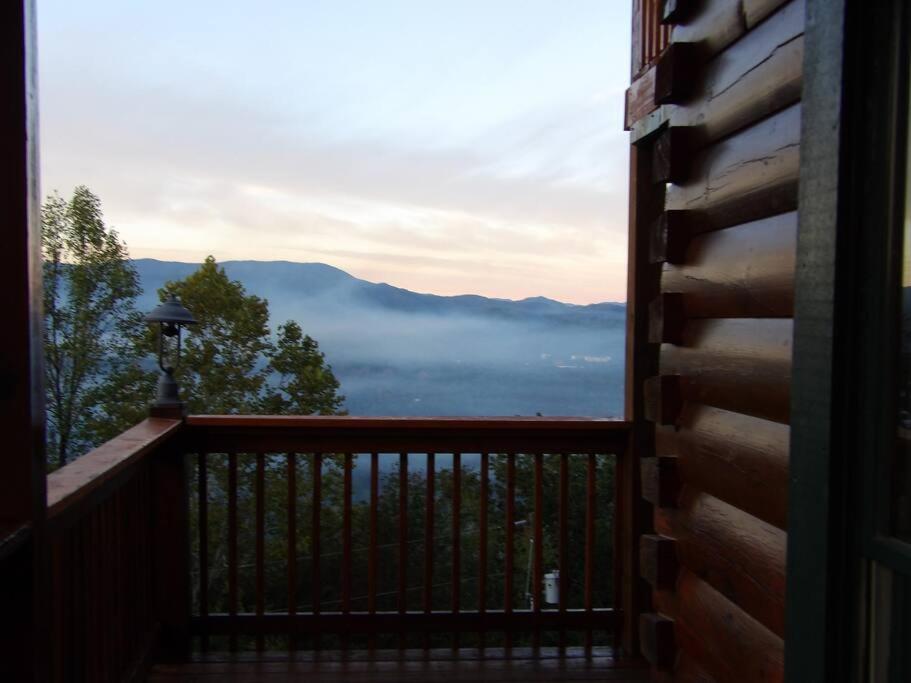 Ferienhaus Yogi's Den: Breathtaking Views! 3 Min To Dollywood, On 1 Acre!