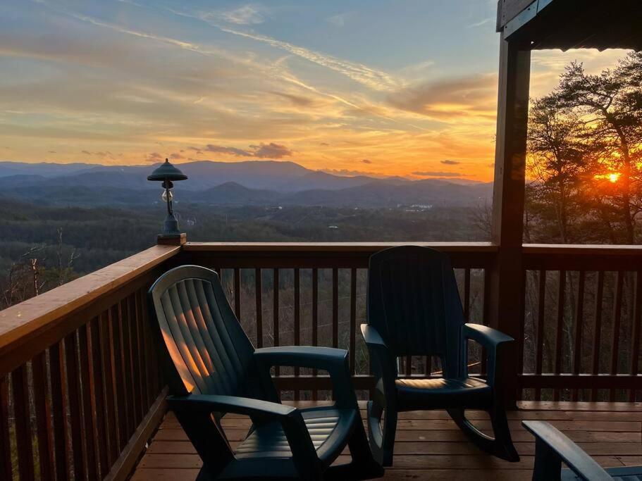 Yogi's Den: Breathtaking Views! 3 Min To Dollywood, On 1 Acre! *