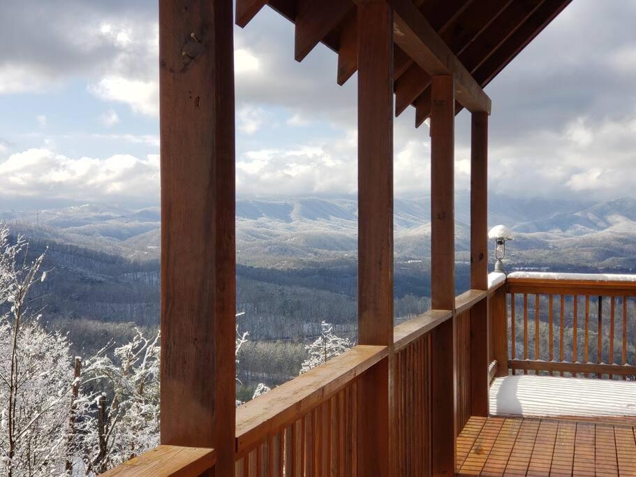 Yogi's Den: Breathtaking Views! 3 Min To Dollywood, On 1 Acre!