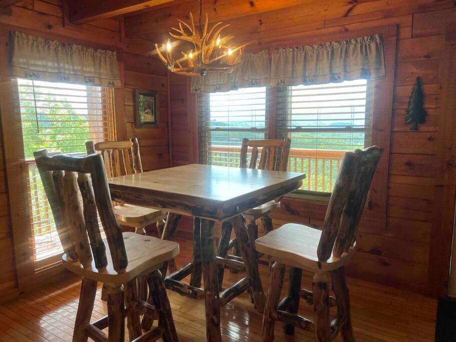 Yogi's Den: Breathtaking Views! 3 Min To Dollywood, On 1 Acre! Ferienhaus *