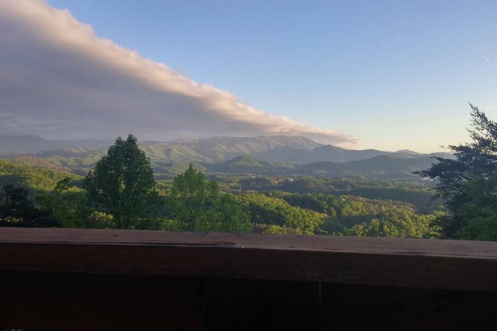 Yogi's Den: Breathtaking Views! 3 Min To Dollywood, On 1 Acre! Ferienhaus *
