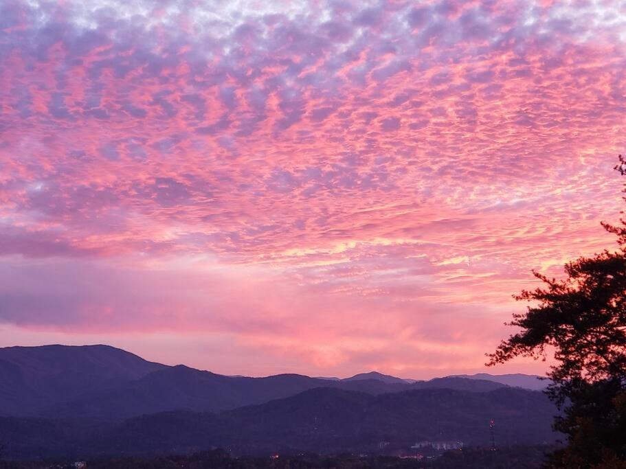 Yogi's Den: Breathtaking Views! 3 Min To Dollywood, On 1 Acre! Ferienhaus Sevierville