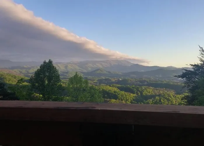 Yogi\'S Den: Breathtaking Views! 3 Min To Dollywood, On 1 Acre!
