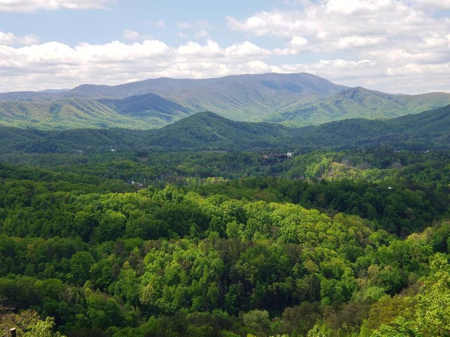 Yogi's Den: Breathtaking Views! 3 Min To Dollywood, On 1 Acre! Holiday home Sevierville