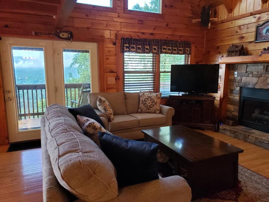 Yogi's Den: Breathtaking Views! 3 Min To Dollywood, On 1 Acre!